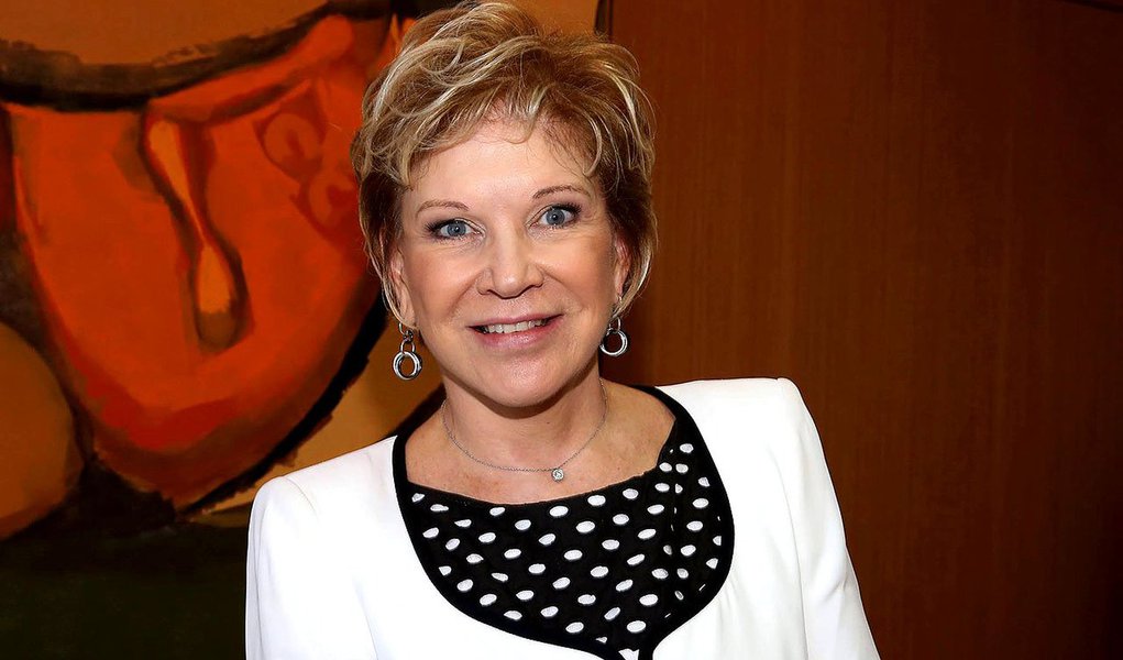 Segundo a colunista Mônica Bergamo, o desejo da classe artística pela permanência de Marta Suplicy no Ministério da Cultura será expressado em ato de apoio a Dilma Rousseff, desta segunda-feira, no Rio; gestão foi marcada pela criação do Vale-Cultura de R$ 50 mensais para o trabalhador, além da construção de 340 Centros de Artes e Esportes Unificados (CEUs), que levaram cinema e biblioteca a regiões periféricas