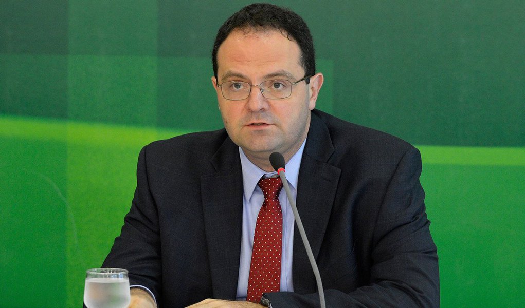 Ministro do Planejamento afirmou que os ajustes em benefícios trabalhistas anunciados no fim do ano são no tamanho correto e serão defendidos pelo governo; ao comentar os protestos das centrais sindicais realizados ontem, ele reforçou que o governo não pretende recuar: "o tamanho das medidas e o tamanho que consideramos correto"