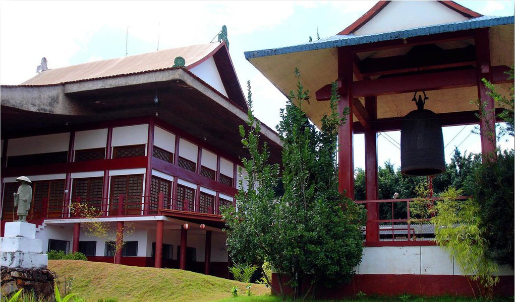 Erguido pelos primeiros imigrantes japoneses que chegaram à capital federal durante a construção, o templo está localizado em uma das áreas mais nobres da cidade, entre as quadras 315 e 316 da Asa Sul, a aproximadamente dez quilômetros do Congresso Nacional