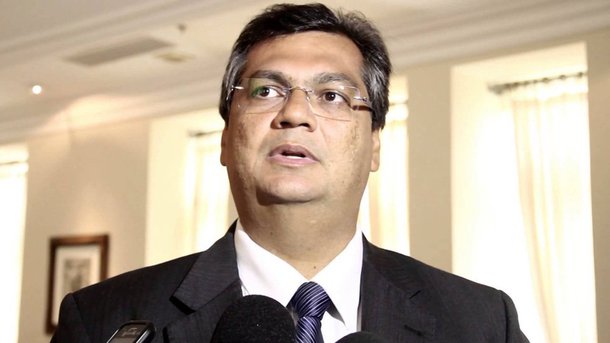 Governador Flávio Dino determinou aos secretários Jefferson Portela (Segurança) e Murilo Andrade (Administração Penitenciária) apuração rigorosa e imediata sobre o resgate de quatro presos do Centro de Detenção Provisória (CDP); pelo Twitter, o gestor classificou as falhas como "inadmissíveis"; "Sobre fugas em Pedrinhas, chama atenção a violência dessas quadrilhas que atuam no Maranhão. Importante para entender situação o que herdamos", disse o gestor, em referência ao governo Roseana sarney; a partir de 2013, o Complexo Penitenciário de Pedrinhas foi palco de várias rebeliões; desde então, foram registradas 79 mortes de detentos