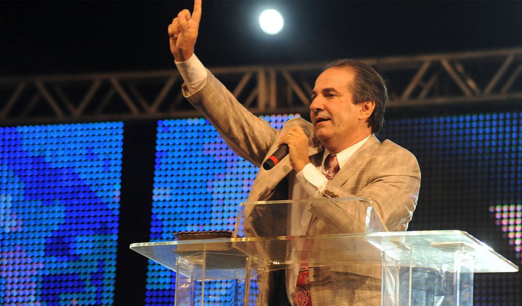 Pastor Silas Malafaia tem publicado vídeos periódicos no site Verdade Gospel com direcionamentos políticos à população evangélica; em um deles, ele cita passagens da bíblia para justificar os ataques contra a presidente Dilma Rousseff: “’Dai a César o que é de César, dai a Deus o que é de Deus’. O apóstolo Paulo, em Romanos 13:7, mais uma vez ressalta a nossa cidadania”