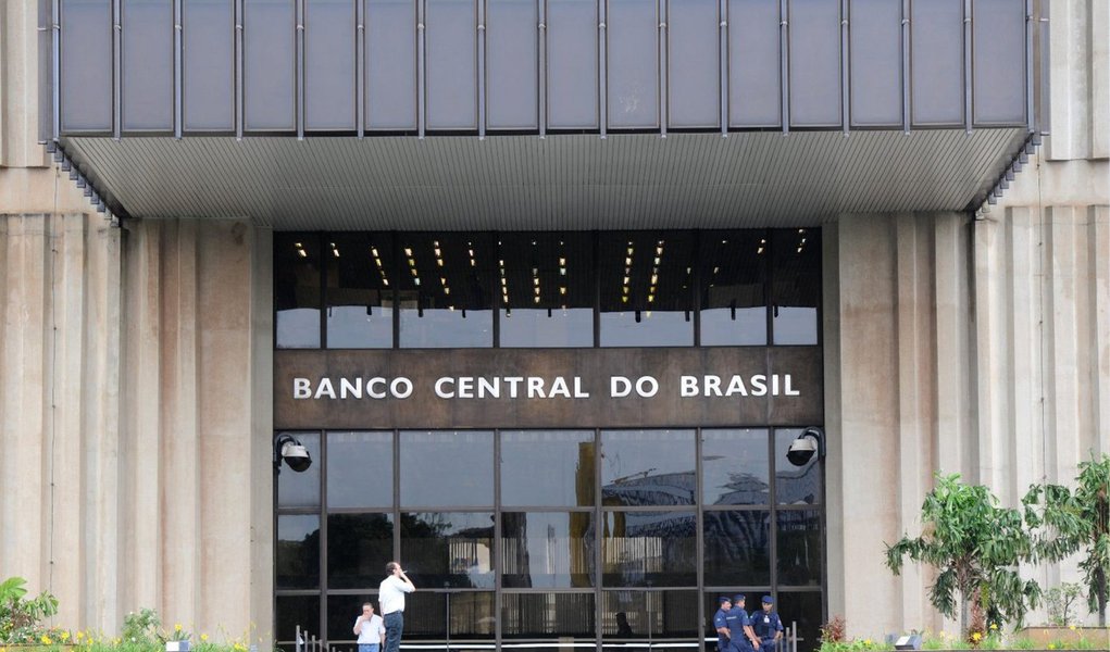 O Banco Central estenderá para 2015 seu programa de intervenção no câmbio para reduzir a volatilidade atual do mercado, disse à Reuters nesta sexta-feira, 12, uma importante fonte da equipe econômica; moldes de como será o programa no ano que vem ainda estão em análise, mas o entendimento é que o fim da intervenção reduziria a liquidez no mercado no momento em que há grande expectativa sobre quando o Federal Reserve, banco central norte-americano, elevará o juro nos Estados Unidos, reduzindo o fluxo de capitais para países emergentes como o Brasil; nesta sexta-feira, o dólar foi a R$ 2,3351 para venda, a maior alta em quase 10 meses
