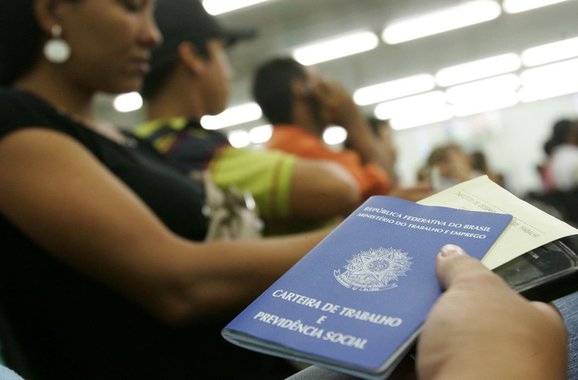 A taxa de desemprego no Brasil subiu a 6,8 por cento no trimestre encerrado em janeiro, de acordo com a Pesquisa Nacional por Amostra de Domicílios (Pnad) Contínua; o resultado divulgado pelo Instituto Brasileiro de Geografia e Estatística (IBGE) ficou 0,3 ponto percentual acima da taxa vista nos três meses encerrados em dezembro e também foi maior do que os 6,4 por cento no mesmo período de 2014; em janeiro, o Brasil fechou mais de 80 mil vagas formais de trabalho, no pior resultado para o mês desde 2009, segundo dados do Ministério do Trabalho.