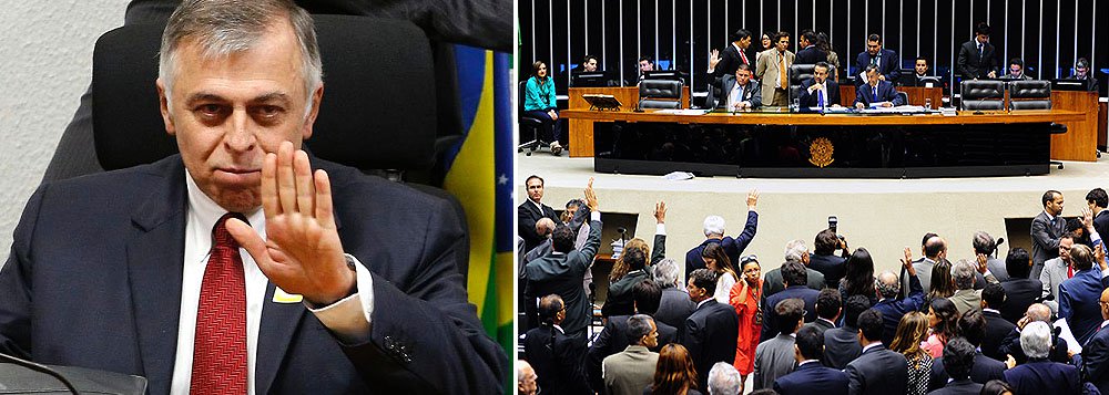 Ex-diretor da companhia Paulo Roberto Costa deverá embarcar de Curitiba, onde está preso, para Brasília (DF) sob escolta da Polícia Federal (PF); ele também seguirá escoltado até o Congresso, quando passará a ficar sob a guarda da Polícia do Senado; a ordem judicial é que ele não precisa usar algemas; “Desde ontem que estou aqui cuidando da logística do transporte do depoente, das condições físicas para receber a todos com o mínimo de conforto necessário”, disse o senador Vital do Rêgo, presidente da Comissão Parlamentar Mista de Inquérito (CPMI) da Petrobras