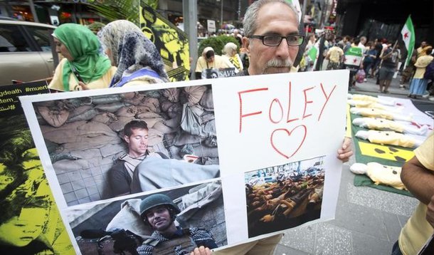 Militante mascarado do Estado Islâmico visto nos vídeos de decapitação de dois norte-americanos foi identificado, disse o diretor do FBI, James Comey, nesta quinta-feira, mas sem informar seu nome ou sua nacionalidade; o militante aparece com uma faca e falando inglês com sotaque britânico