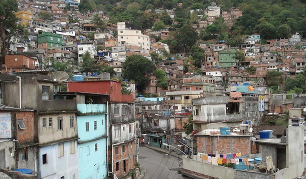 Apesar da atuação das forças de Segurança Pública, que desde 2009 já realizou a prisão de 989 pessoas, grupos milicianos crescem no Estado do Rio de Janeiro e exercem influência no cotidiano de pelo menos 620 mil pessoas; violentos, esses grupos são responsáveis pela morte de pelo menos 219 pessoas, entre 2006 e 2009; poder paralelo está presente em 368 localidades, incluindo 51 bairros da capital; no interior, áreas controladas por milícias subiu de duas para 23