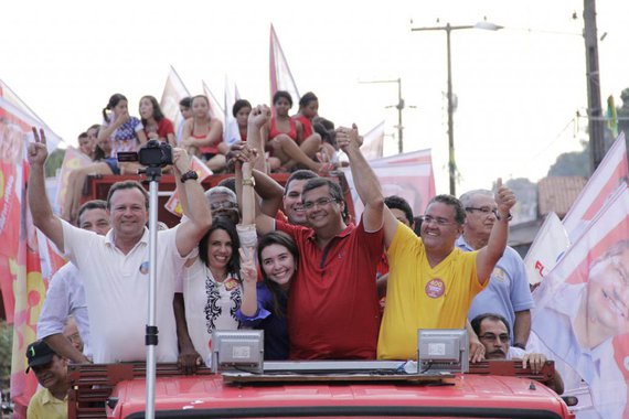 O candidato ao governo do Maranhão Flávio Dino (PC do B) abriu 35 pontos de diferença sobre o segundo colocado; o comunista 57,8% das intenções de voto, contra 23,1% do candidato da família Sarney, Edinho Lobão (PMDB); na disputa para senador, Roberto Rocha (PSB), apoiado por Flávio Dino, assegura a primeira posição, com 29% das intenções de votos; em segundo lugar está o ex-ministro do Turismo Gastão Vieira (PMDB), com 20%