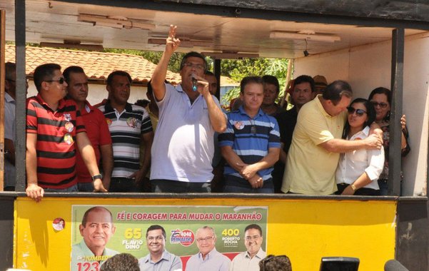 O candidato ao governo do Maranhão Flávio Dino (PC do B) foi condenado juntamente com o seu partido, o PCdoB, através de uma ação movida pela coligação "Pra Frente Maranhão", que tem como candidato a governador o senador da República Lobão Filho (PMDB); a condenação veio após propaganda, veiculada como inserção partidária, onde o comunista defendia a venda da casa de veraneio do Governo do Estado para a construção do "primeiro Hospital Público do Câncer no Maranhão"