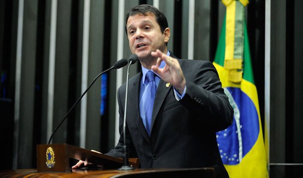 Senador Reguffe (PDT-DF) criticou o governo, em Plenário, por autorizar o aumento de 7,7% nos medicamentos; ele ainda defendeu proposta de emenda à Constituição que proíbe a tributação incidente sobre os remédios; "Existem famílias nesse país que gastam mais de R$ 3 mil por mês com medicamentos de uso contínuo. Isso é a vida real dessas pessoas. E cabe a nós fazer algo com relação a isso, algo concreto, algo objetivo", disse