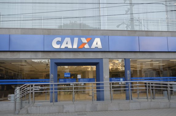 Os empregados da Caixa Econômica Federal (CEF) afirmam que o balanço da empresa em 2014 é mais um claro indicativo a contrariar a tese de abertura de capital da instituição, como vem sendo ventilado pela mídia desde o fim do ano passado; em 2014, segundo o balanço anual, o saldo das operações de crédito atingiram R$ 605 bilhões, sendo quase R$ 340 bilhões na área habitacional; o lucro líquido foi de R$ 7,1 bilhões; "Números como estes mostram que o banco continua ganhando espaço no mercado", conclui o presidente da Federação Nacional dos Empregados da CEF (Fenae), Jair Pedro Ferreira