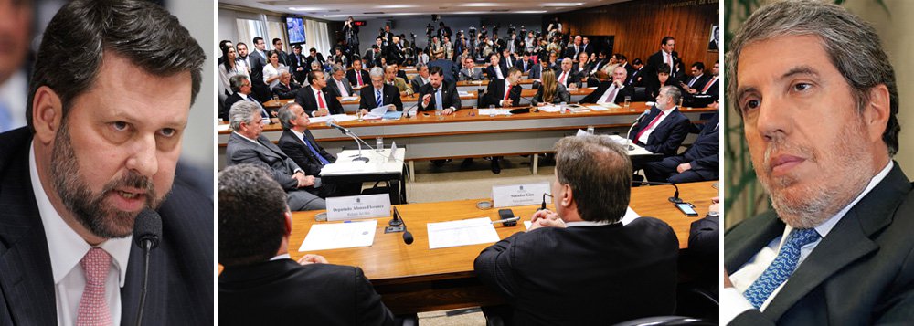 Grupo de comunicação mais alinhado com os tucanos, a Editora Abril, que edita Veja, sofrerá um revés nesta quarta-feira, na divulgação do relatório paralelo da CPMI da Petrobras; autor da peça, o deputado Carlos Sampaio (PSDB-SP) irá responsabilizar todos os integrantes do conselho da Petrobras pela compra da refinaria de Pasadena; dele, faziam parte nomes como Fabio Barbosa, hoje presidente da Abril, e o empresário Jorge Gerdau; meta do tucano, no entanto, é atingir a presidente Dilma, que presidia o conselho da estatal