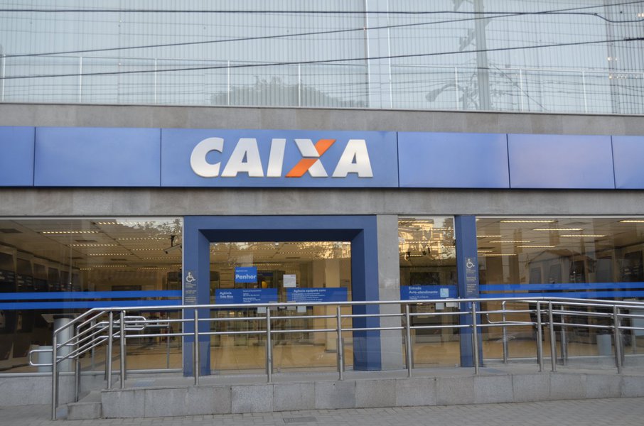Os empregados da Caixa Econômica Federal (CEF) afirmam que o balanço da empresa em 2014 é mais um claro indicativo a contrariar a tese de abertura de capital da instituição, como vem sendo ventilado pela mídia desde o fim do ano passado; em 2014, segundo o balanço anual, o saldo das operações de crédito atingiram R$ 605 bilhões, sendo quase R$ 340 bilhões na área habitacional; o lucro líquido foi de R$ 7,1 bilhões; "Números como estes mostram que o banco continua ganhando espaço no mercado", conclui o presidente da Federação Nacional dos Empregados da CEF (Fenae), Jair Pedro Ferreira