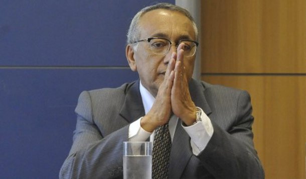 o que depender da Justiça Eleitoral, o candidato a senador do grupo Sarney, Gastão Vieira (PMDB), poderá ter o eventual diploma cassado, caso seja eleito, pela acusação de abuso de poder político e a prática de conduta vedada; na edição do último domingo (28), o Jornal Pequeno publicou trechos de uma reunião do Conselho de Gestão Pública do Governo do Maranhão (Congep), ocorrida na segunda-feira retrasada, nas dependências do Palácio dos Leões, onde foram traçadas estratégias para favorecer a eleição de Gastão para o Senado Federal