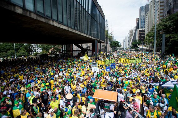 As manifestações do dia 15 de março foram bastante numerosas, mas vazias, desprovidas de agenda, de reivindicações e propostas