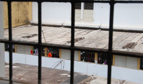 A Secretaria de Justiça e Administração Penitenciária (Sejap) do Maranhão instaurou uma sindicância para apurar as circunstâncias em que o diretor do Complexo Penitenciário de Pedrinhas, em São Luís (MA), Salomão Mota, emprestou seu próprio celular a um dos presos que cumprem pena na unidade; o fato foi gravado em um vídeo tornado público, no fim de semana, pelas redes sociais