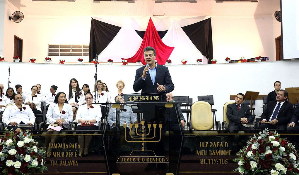 Governador Beto Richa, candidato tucano à reeleição, percorreu igrejas da Região Metropolitana de Curitiba em busca de apoio: “Sempre buscamos a aproximação com todas as igrejas. Sabemos da importância do trabalho que elas fazem para o fortalecimento da família, por consequência, da nossa sociedade”