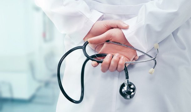 Ao completar 15 dias em vigor, a situação de emergência na saúde do Distrito Federal levou o governo a adotar mais uma medida para garantir a normalidade do atendimento na rede pública; portaria da Secretaria de Saúde suspende, por 180 dias, a concessão de licenças para tratar de interesse particular e de afastamento para curso de pós-graduação stricto sensu (mestrado e doutorado), até o fim da situação de emergência