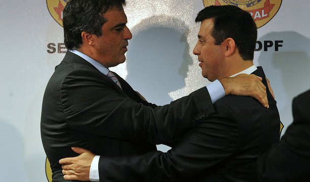 Eduardo Guimarães, do Blog da Cidadania, denuncia "conclave de agentes e delegados que, segundo as informações obtidas, tem pessoas com 'grande influência' junto ao diretor-geral da instituição, Leandro Daiello Coimbra, e que anuncia, abertamente, que pretende 'tirar o PT do poder'"; segundo ele, o recente "vazamento" de "convites" da PF a Lula para depor teria sido produto de ações desse grupo, que buscam agora "qualquer denúncia que possam usar no segundo turno"