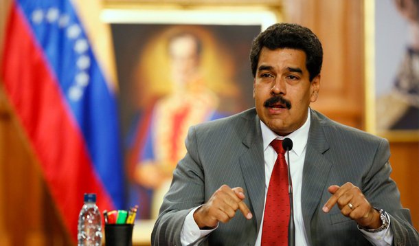 O presidente da Venezuela, Nicolás Maduro, pediu nesta sexta (23) aos venezuelanos que o apoiem, porque terá de "tomar medidas duras" para combater a "guerra econômica" no país; "Quando tomar medidas duras, que vou tomar, necessito do apoio do povo nas ruas. Que não haja hesitação. Que não hajam dúvidas", alertou, afirmando que pretende "derrotar a guerra econômica"; Maduro discursou em Caracas para milhares de simpatizantes que marcharam hoje para comemorar o 57º aniversário do fim da ditadura no país