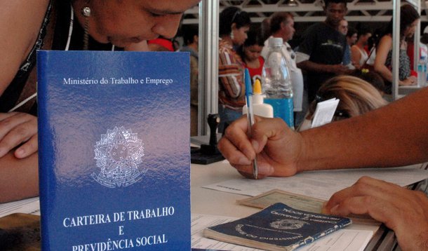 A Secretaria de Trabalho do DF, em parceria com a Codeplan e o Dieese divulgou a Pesquisa de Emprego e Desemprego de novembro; os dados da PED mostraram que o desemprego no DF atinge 12,2% da população economicamente ativa do DF, aproximadamente 183 mil pessoas; quanto aos ocupados, 70,1% atuam no setor de Serviços, ou seja, 925 mil trabalhadores; não há base de comparação anterior, pois, assim como em Belo Horizonte, houve problemas na licitação para contratar a empresa responsável pela pesquisa de campo