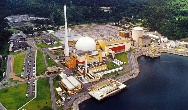 A Usina Nuclear Angra 1 retornou ao Sistema Interligado Nacional de energia elétrica, informou a Eletronuclear, subsidiária da Eletrobras que administra a Central Nuclear Almirante Álvaro Alberto, localizada em Angra dos Reis, no Rio; a usina foi desligada no dia 19 de fevereiro devido a falhas nos condensadores de vapor das turbinas do circuito secundário; no momento, Angra 1 se encontra em processo de ampliação de potência, disse a assessoria de imprensa da Eletronuclear