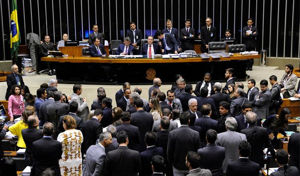 Câmara dos Deputados aprovou nesta quarta (26) a Proposta de Emenda à Constituição 426/14 que aumenta o Fundo de Participação dos Municípios (FPM) em 1 ponto percentual; a Constituição determina que a União repasse ao FPM 23,5% do produto líquido da arrecadação do Imposto de Renda e do IPI; com a PEC, ele passa para 24,5%