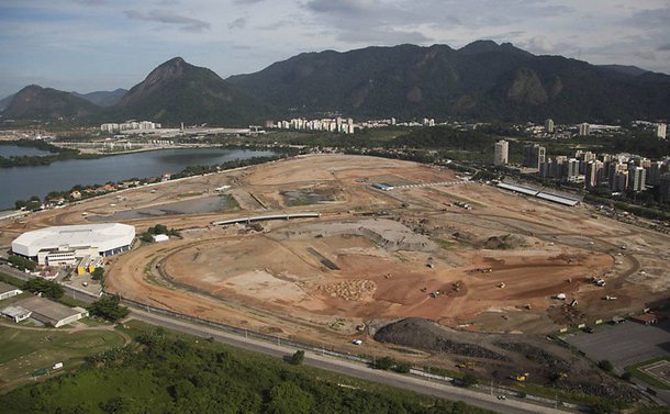 A prefeitura do Rio enviou contestação à Justiça sobre ação civil movida pelo Ministério Público (MP) contrária ao projeto atual de construção do campo de golfe olímpico, em uma área próxima ao Parque Natural de Marapendi e englobando uma parte, na Barra da Tijuca; o campo está sendo construído por uma empreiteira, que em troca recebeu um terreno ao lado, para erguer um condomínio de luxo; segundo o Executivo municipal, foi encaminhada contestação à ação civil pública do MP, que pede o remanejamento de três dos 18 buracos do campo de golfe