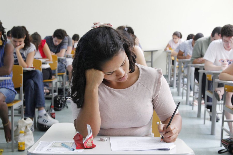 Instituto do ministério da Educação responsável pela aplicação do exame diz pelo Twitter lamentar "mais uma vez as tentativas de gerar intranquilidade entre os participantes do exame em relação ao tema da redação"; segundo o órgão, nenhuma das mensagens publicadas nas redes sociais se referem ao tema real pedido na prova, que foi sobre publicidade infantil