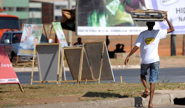 Dados do Tribunal Superior Eleitoral (TSE) mostram também que 46,8% dos postulantes têm curso superior completo e pelo menos um terço tem entre 45 e 54 anos de idade; tais características contrastam com o perfil médio do eleitorado: 52% são mulheres, 59% têm menos de 45 anos de idade e a metade ainda não chegou a concluir o ensino fundamental, sendo que apenas 5% têm diploma de curso superior