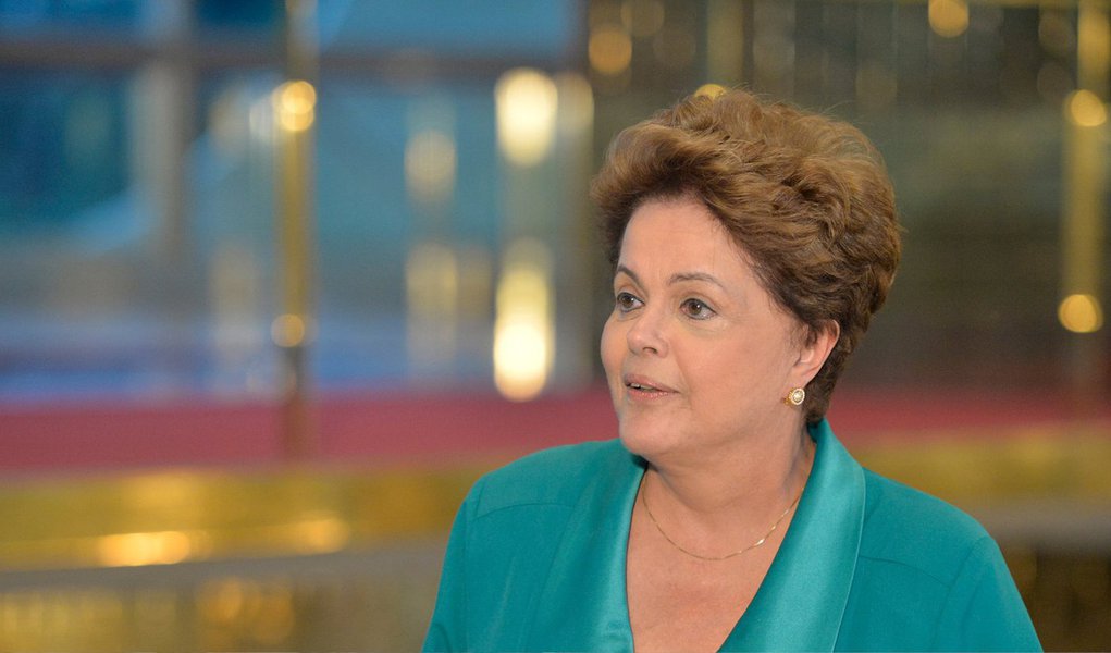 Presidente Dilma Rousseff (PT) disse neste sábado (6) que vai aguardar as informações oficiais para tomar "todas as providências cabíveis" sobre as denúncias feitas pelo ex-diretor da Petrobras, Paulo Roberto Costa, de supostos pagamentos de propinas a políticos da base governista em contratos da empresa; “Precisamos de dados oficiais a respeito dessa questão. A própria revista que anuncia esse fato diz que o processo está criptografado, guardado dentro de um cofre e que irá para o Supremo. Eu gostaria de saber direitinho quais são as informações prestadas nessas condições e asseguro que tomarei todas as providências cabíveis, mas não com base em especulações”, disse