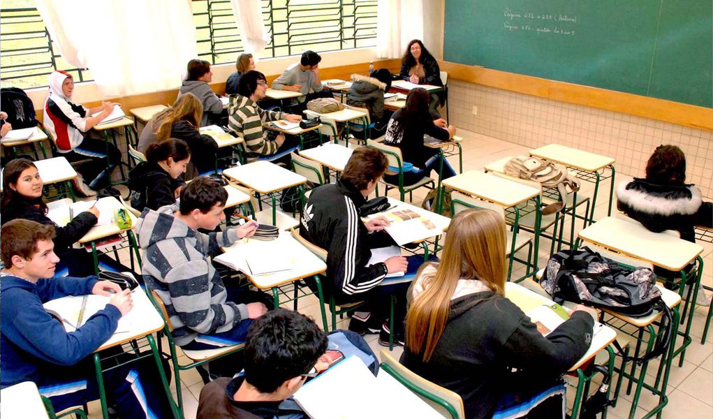 Outra vez, o Paraná caiu no ranking de qualidade do ensino médio com base nos dados do Índice de Desenvolvimento da Educação Básica (Ideb) 2013; sob a gestão de Beto Richa (PSDB), a educação no ensino médio baixou para a nota 3,4; o estado perdeu cinco posições; de terceiro foi para o oitavo lugar