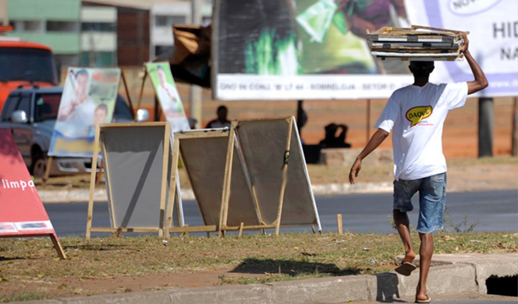 Dados do Tribunal Superior Eleitoral (TSE) mostram também que 46,8% dos postulantes têm curso superior completo e pelo menos um terço tem entre 45 e 54 anos de idade; tais características contrastam com o perfil médio do eleitorado: 52% são mulheres, 59% têm menos de 45 anos de idade e a metade ainda não chegou a concluir o ensino fundamental, sendo que apenas 5% têm diploma de curso superior