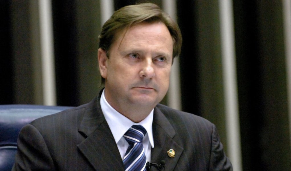 O senador Acir Gurgacz (PDT-RO) responderá no STF por prática de estelionato e por crimes contra o sistema financeiro. De acordo com a denúncia oferecida pelo MPF, enquanto foi diretor das filiais da empresa de ônibus Eucatur, em Manaus (AM) e Ji-Paraná (RO), em 2002, Gurgacz fraudou documentos para obter financiamento no Banco da Amazônia (Basa); os recursos – R$ 1,5 milhão – foram usados na compra de combustível, o que não estava previsto em contrato