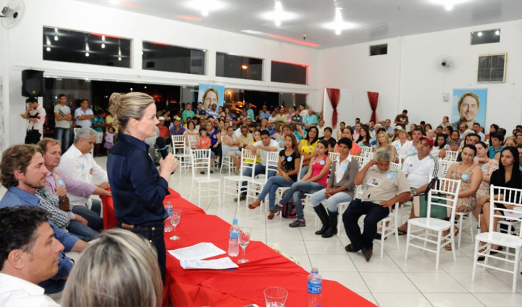 Em carreata com moradores do Noroeste do estado, a candidata ao governo estadual, Gleisi Hoffmann (PT), enfatizou o otimismo e a confiança no crescimento da campanha rumo ao segundo turno; "Estamos a menos de 20 dias da eleição. Temos um exército que vai fazer a diferença nesta reta final", disse a ex-senadora em Umuarama, em um grande encontro com a presença de mais de 600 apoiadores