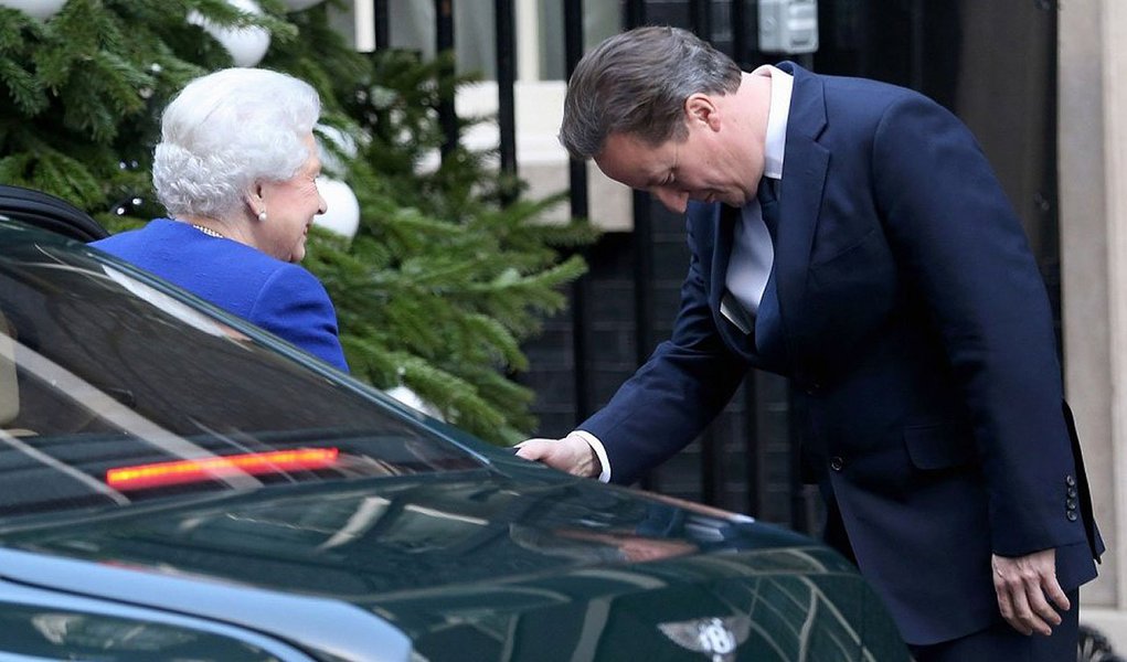 Pedido será feito por David Cameron depois que veio à tona uma conversa particular dele com o ex-prefeito de Nova York Michael Bloomberg na qual dizia que ela "ronronou" de felicidade ao saber que os escoceses tinham votado pela rejeição da independência