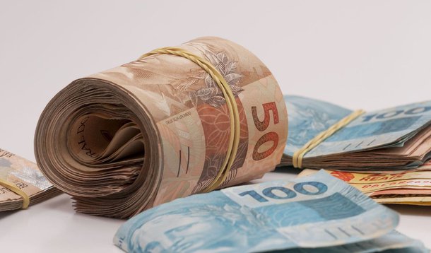 Contas de todo o setor público consolidado – governos federal, estaduais, municipais e empresas estatais – encerraram no vermelho pela primeira vez desde o início da série histórica do Banco Central, em dezembro de 2001; em 2013, houve um superávit de R$ 91,306 bilhões