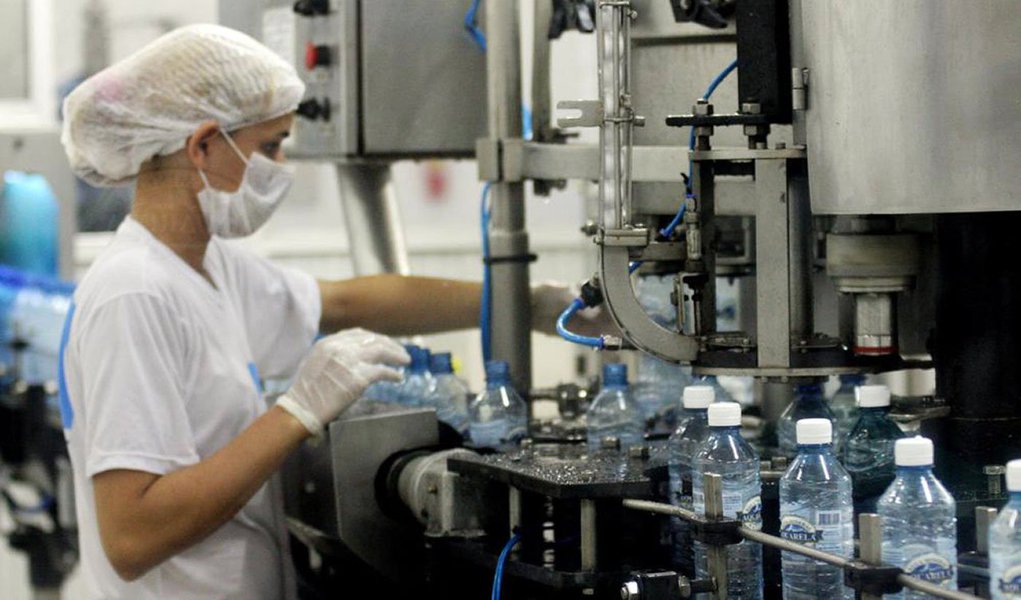 As empresas brasileiras empregaram 33,9 milhões de pessoas assalariadas em 2012, número 3,7% superior ao observado em 2011, segundo dados do IBGE