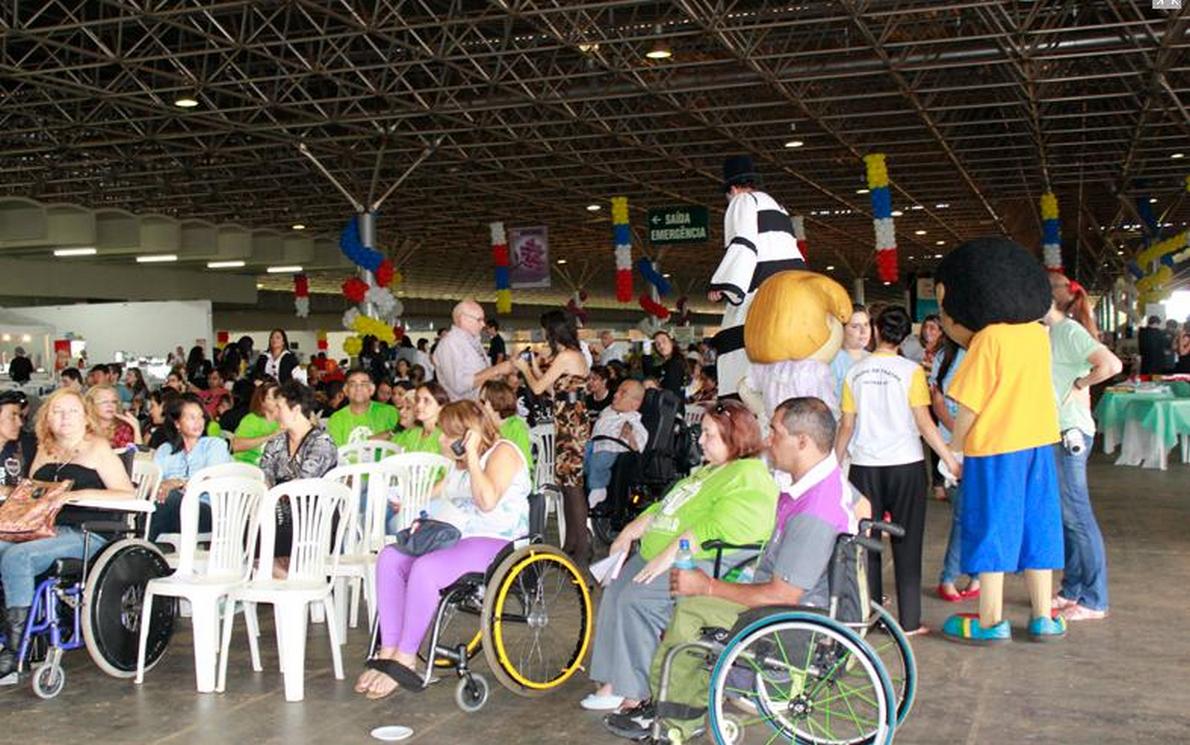 3º Salão de Acessibilidade, Reabilitação e Inclusão Social termina neste domingo, Dia Nacional de Luta das Pessoas com Deficiência; evento oferece oportunidades de emprego às pessoas com deficiência, exposições de arte e artesanato e palestras sobre mercado de trabalho; segundo a organizadora, Teresinha Plantoja, o foco da feira é a inclusão produtiva de pessoas com deficiência; “O segmento não apenas consome. As pessoas com deficiência produzem, em associações, em cooperativas, dentro de uma realidade de economia solidária. Aqui há uma mostra dos empreendimentos”, explica