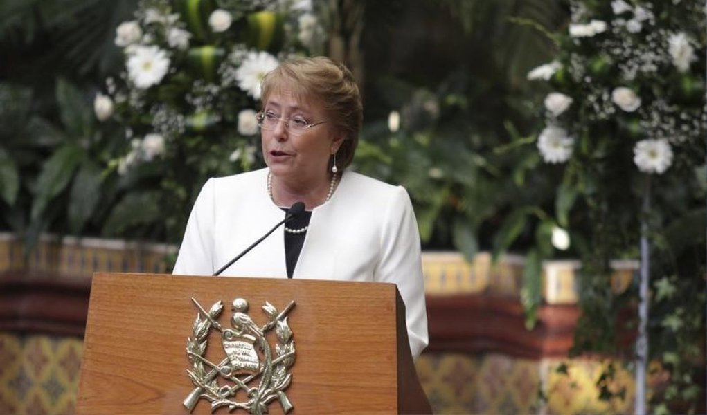 A presidente chilena Michelle Bachelet anunciou que iniciará, em setembro, o processo de consultas para a criação de uma nova Constituição, uma vez que a atual contém diversos resquícios da ditadura que governou o país entre 1973 a 1990; a medida faz parte de uma das mais importantes promessas eleitorais do programa que a reconduziu à presidência em 2013; a presidente anunciou ainda o fim do financiamento de campanhas por parte de empresas para combater a corrupção