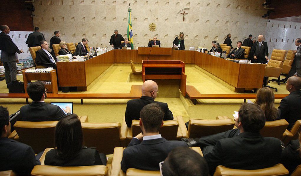 O ministro Luiz Fux, do Supremo Tribunal Federal (STF), suspendeu nesta quarta (15) o artigo da Constituição do Estado do Rio de Janeiro que aumentou de 70 para 75 anos de idade a aposentadoria compulsória dos servidores públicos, conselheiros do Tribunal de Contas, magistrados e integrantes do Ministério Público e da Defensoria Pública; a regra foi instituída por uma emenda constitucional aprovada no último dia 10; decisão de Fux foi tomada em caráter liminar (provisório), no julgamento de uma ação direta de inconstitucionalidade proposta pela AMB