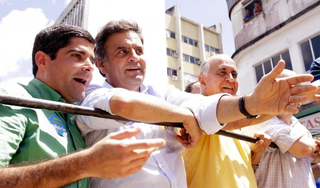 Candidato a presidente pelo PSDB, Aécio Neves, afirmou, em nota, nesta quinta (18), que alguns dos dados divulgados pelo IBGE da Pesquisa Nacional por Amostra de Domicílios (Pnad) "evidenciam que o governo da presidente Dilma Rousseff fracassou em praticamente todas as áreas"; "Fracassou, inclusive, naquelas que a presidente costuma ostentar como suas principais bandeiras: emprego, redução da desigualdade e educação", disse