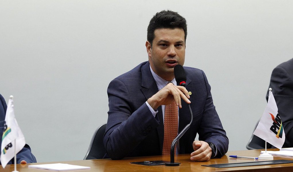 “Esse sistema vai acabar com a eleição de parlamentares sem voto. Se alguém tem uma votação muito expressiva, será eleito, mas não leva ninguém junto. É o cumprimento do que diz a Constituição; afinal, todo poder emana do povo, e deve prevalecer a escolha da maioria”, diz o líder do PMDB na Câmara, Leonardo Picciani; segundo ele, é uma mudança que será benéfica para a política e vai ajudar a resgatar a confiança dos eleitores” 