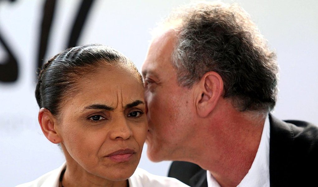 Coordenador da campanha do PSB, Walter Feldman chamou regime de partilha em vigor de "doutrinário"; aprovado em 2010, durante o governo Lula, modelo determina que a exploração das áreas do pré-sal seja controlada pela Petrobras, para garantir a extração por uma empresa brasileira; Marina Silva, que ameaçou a produção do pré-sal em discurso contra “a idade do petróleo”, agora tenta obter apoio do setor 