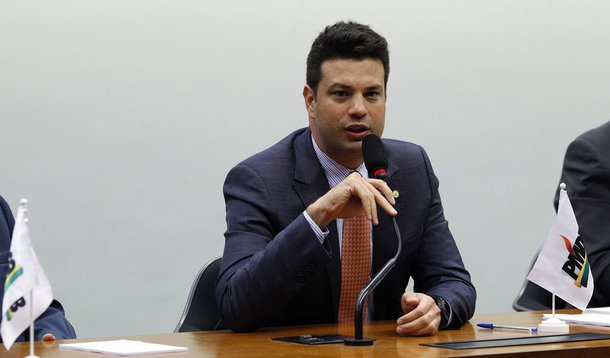 “Esse sistema vai acabar com a eleição de parlamentares sem voto. Se alguém tem uma votação muito expressiva, será eleito, mas não leva ninguém junto. É o cumprimento do que diz a Constituição; afinal, todo poder emana do povo, e deve prevalecer a escolha da maioria”, diz o líder do PMDB na Câmara, Leonardo Picciani; segundo ele, é uma mudança que será benéfica para a política e vai ajudar a resgatar a confiança dos eleitores” 