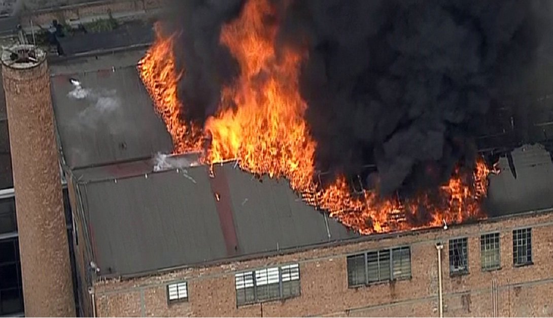 Um incêndio atingiu o shopping Nova América, na zona norte do Rio de Janeiro, na tarde desta segunda-feira; de acordo com informações da assessoria de imprensa do Corpo de Bombeiros, o fogo começou em uma das lojas do centro comercial e se propagou; não houve vítimas; pelo menos 100 bombeiros, de dez quartéis, foram deslocados para combater o fogo, com 30 carros