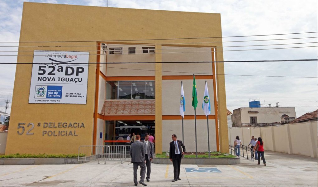 O Ministério Público e a Polícia Civil fazem uma operação para prender 22 suspeitos de fraude na Baixada Fluminense; a ação no município de Mesquita visa a cumprir os mandados de prisão temporária para desarticular quadrilhas especializadas em fraude bancária, estelionato e agiotagem; até o momento, 11 pessoas foram detidas