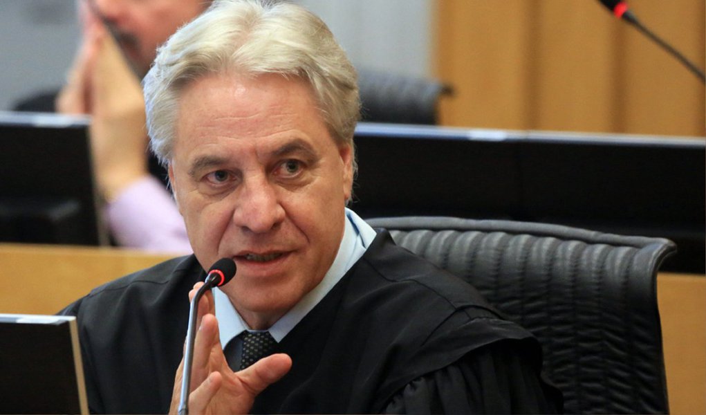 Antônio José de Barros Levenhagen afirmou ser contrário à proposta que trata de novas regras de terceirização, matéria apreciada pela Câmara dos Deputado; ao ressaltar que não estava falando como presidente do TST, mas como cidadão, o magistrado defendeu que o Congresso estabeleça tetos para a terceirização, como o de 30% dos prestadores de serviços de uma empresa possam ser terceirizados