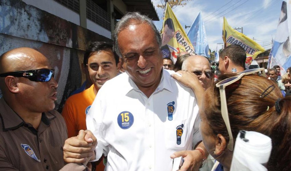 O governador do Rio e candidato à reeleição, Luiz Fernando Pezão (PMDB), afirmou que fará mais investimentos na produção rural e dará mais incentivo às centrais de abastecimento no estado; em Irajá, Zona Norte da capital, o peemedebista prometeumelhorar a infraestrutura viária que liga o campo aos centros urbanos e implantar o programa Telefonia Rural Celular
 