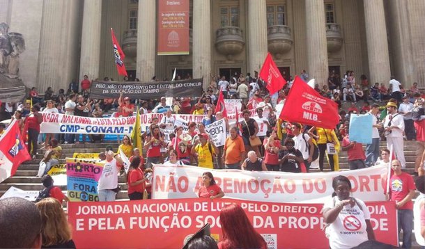 Movimentos populares fazem manifestação, no centro do Rio, em defesa do direito à moradia, pela função social da terra e contra o ajuste fiscal proposto pelo governo federal; o encontro dos manifestantes teve início no Largo da Carioca , de onde saíram em passeata até o prédio do Ministério da Fazenda, no centro; lá, o grupo, se juntou a outros participantes e ocupou, pacificamente, o hall de entrada do ministério; eles foram acompanhados pelos seguranças do edifício
 
 