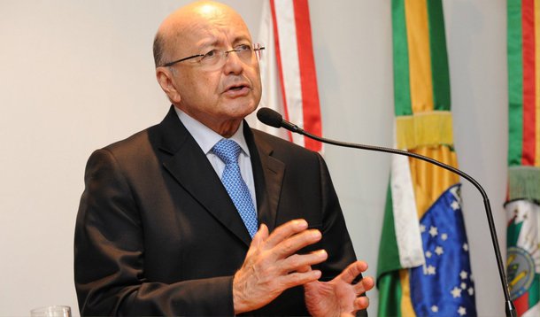 Maílson da Nóbrega disse que apesar da crise econômica atual, o Brasil não corre o risco de entrar em colapso como a Argentina ou a Venezuela; "Temos uma democracia consolidada, instituições fortes, um grande mercado, imprensa livre... vamos sobreviver a esses quatro anos", afirmou, em referência ao governo da presidente Dilma, sobre o qual também teceu críticas; segundo ele, o país só deve voltar a crescer em 2018